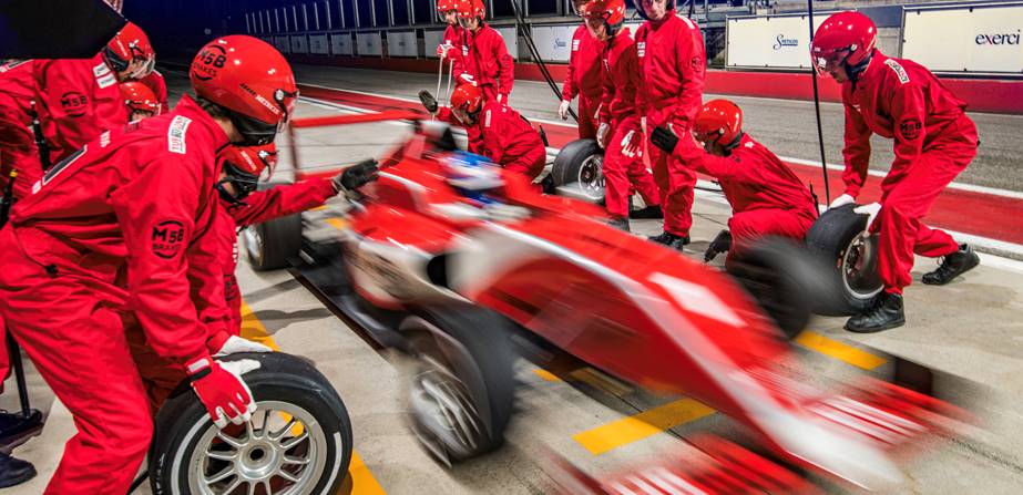 Image: F1 pit crew replacing the bolide tires 